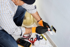 z3644846250811-640deff5a5a0217116cd0a191e9ee1f6-5d64b73f-7bc0-4c47-9abb-2079bf1246bc Thợ thay lắp ở cắm điện tại nhà